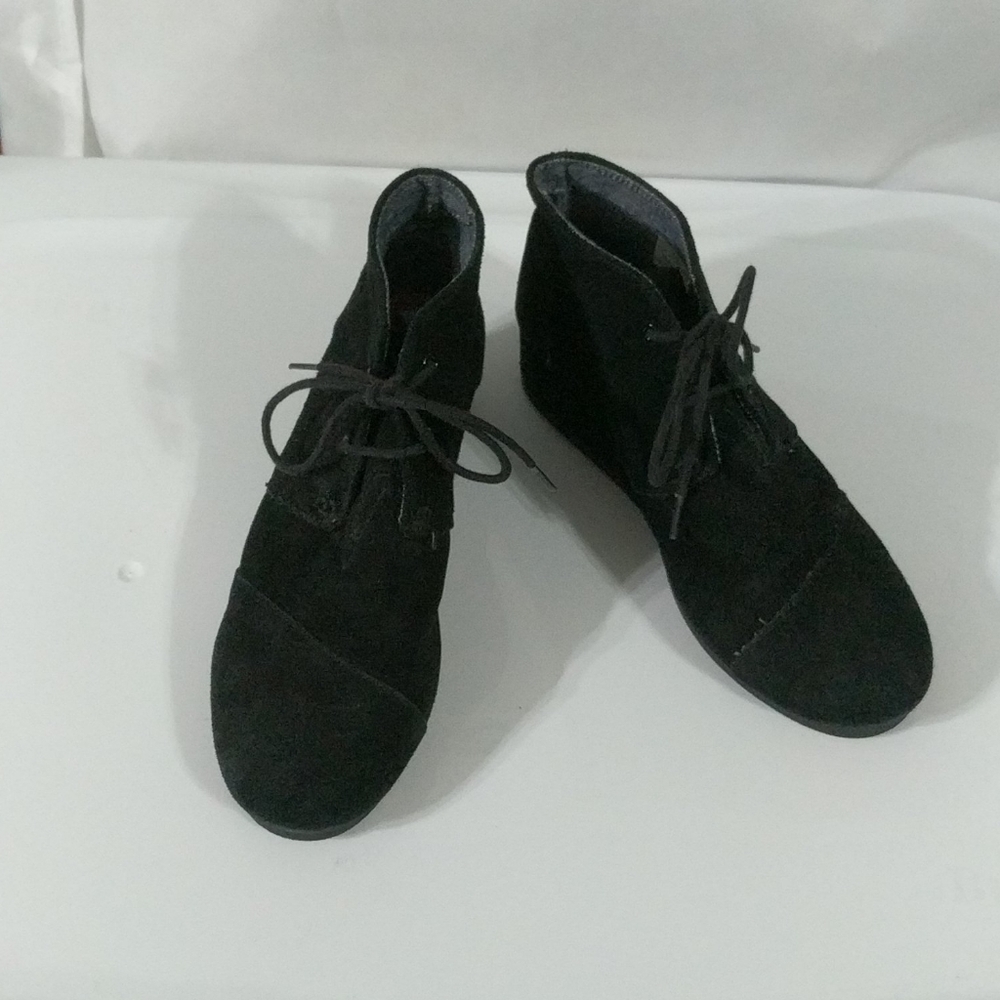 Toms Black Desert Wedge Suede Booties - size 6